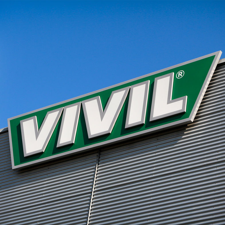 VIVIL Logo an Hausfasade